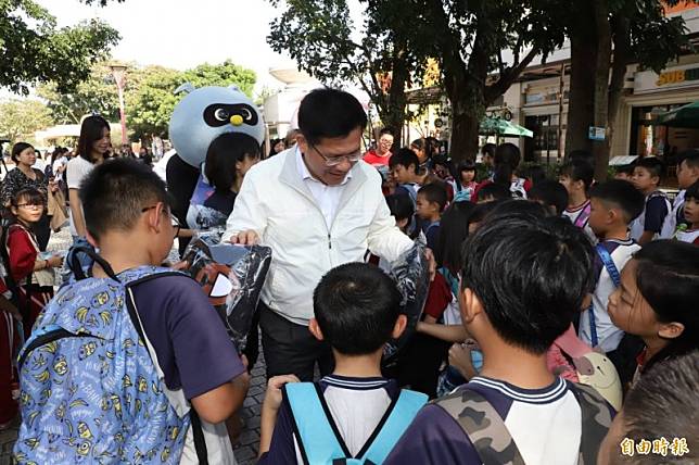 交通部長林佳龍去年11月前往麗寶樂園視察秋冬國旅補助狀況，巧遇校外教學的小學生。(資料照)
