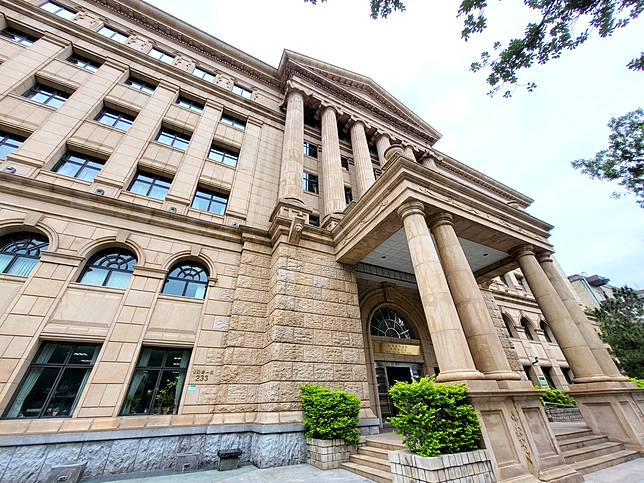 資訊工業策進會科技法律研究所顧姓副所長與李姓行銷策略中心副主任不倫，妻求償，台灣高等法院判顧與李女須賠顧妻40萬元確定。記者王宏舜／攝影