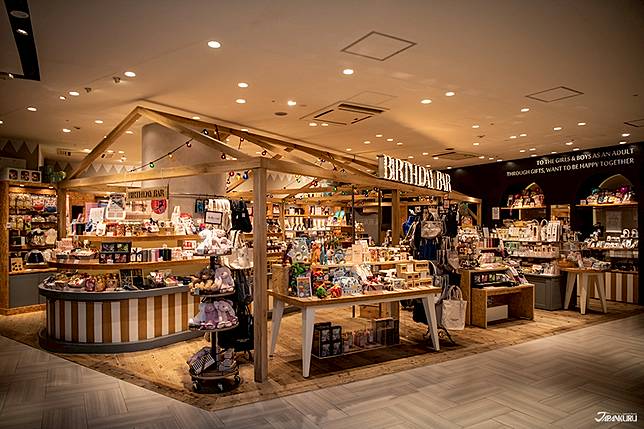 
<p>如果你不知道在日本旅行的時候可以在那買到好的紀念品，你可以去位於新宿著名的商業設施Mylord五樓的Birthday BAR。食物到家庭用品，種類繁多，一定有你喜歡的！</p><p>
</p><p>
<b>Birthday BAR</b></p><p>
地址：東京都都谷區谷２丁目２１−１渋谷カカリリ5F</p><p>
營業時間：10:00 AM〜21：00PM</p><p>
<a href=