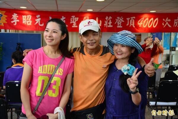 宜蘭登山界聞人李昭元(中)，2015年10月10日完成聖母登山步道攻頂4000次里程碑，與山友合影。(資料照)