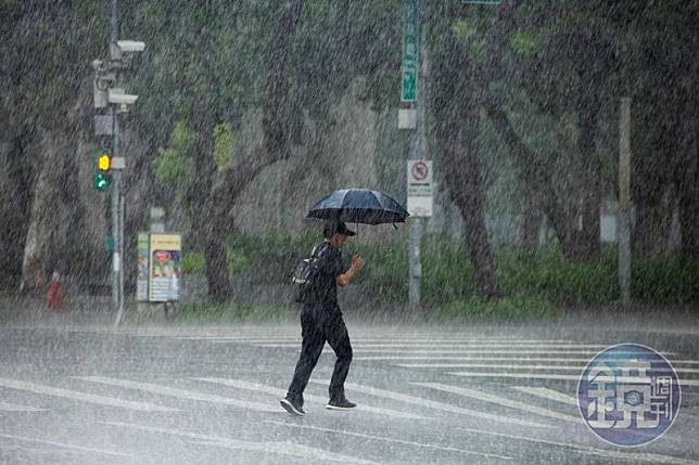 若中國暴雨下在台北？鄉民幽默回：「出門要撐傘很不方便。」（本刊資料照）
