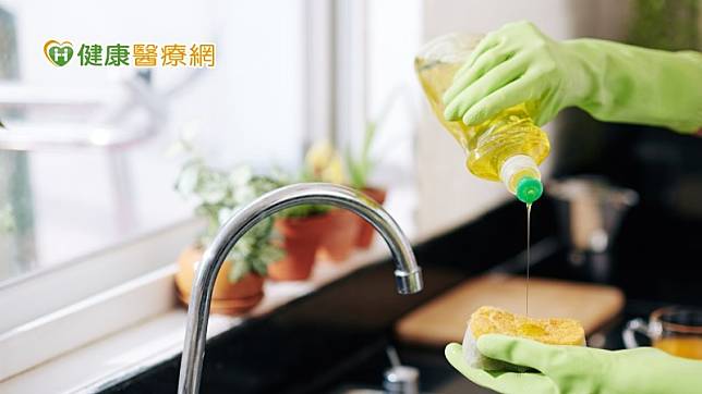 臺北榮民總醫院皮膚部主任暨落髮特別門診醫師陳志強表示，控油很重要沒錯，但是真的不建議用洗碗精亂洗一通。