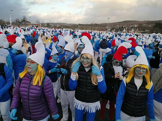 為了打破世界紀錄，日前3500人打扮成藍色小精靈群聚在法國巴黎，讓處於封城狀態的義大利人看傻了眼。（翻攝推特）