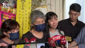 台南28歲女警鄭詠心外出遭後方女大生追撞，導致被遊覽車輾過身亡，家屬3痛批女大生事發當下只顧車損，事後到殯儀館也未道歉。（圖／TVBS）