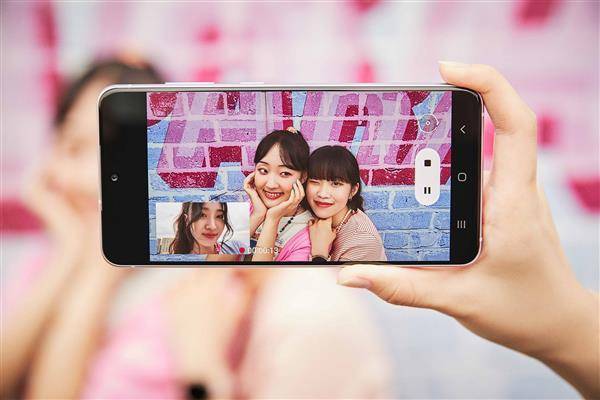 三星於今日（1/6）宣布Galaxy S21 FE 5G手機登台開賣，它支援「雙向錄影」功能，可讓好友輕鬆同框入鏡。售價21,900元。（圖片來源／三星提供）