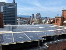 8月1日起，建物光電義務上路，新建、增建或改建建物面積達1000平方公尺，就須強制加裝光電板。示意圖。資料照。攝影：李蘇竣