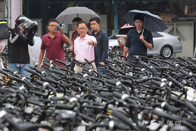 國民黨台北市長參選人丁守中26日至台大水源校區自行車拖吊場發表關於oBike看法，形容根本是「oBike亂葬岡」，並痛批市長柯文哲毫無市政概念。（顏麟宇攝）