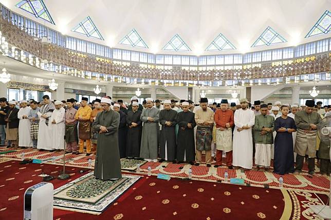 馬來西亞穆斯林10日共同慶祝開齋節，宗教司在國家 清真寺（Masjid Negara Malaysia）引領穆斯林祈禱。 中央社記者黃自強吉隆坡攝 　113年4月10日