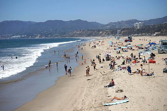 People cool off at Santa Monica beach in Los Angeles, California, the United States, Sept. 4, 2024. (Photo by Zeng Hui/Xinhua)