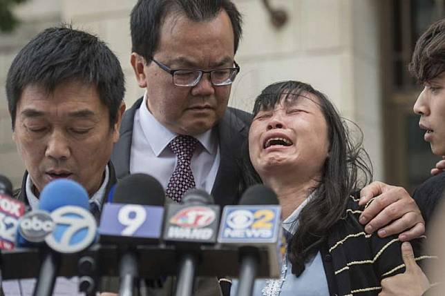 陪審團24日裁決嫌犯克里斯汀森綁架殺害罪與虛假陳述罪成立，章瑩穎的母親葉麗鳳激動哭泣（右二）