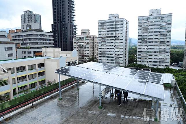 去年通過的「再生能源發展條例」強制未來新建、增建、改建符合一定規模的建物，在屋頂裝設一定比率的太陽光電（圖片來源／信傳媒編輯台）