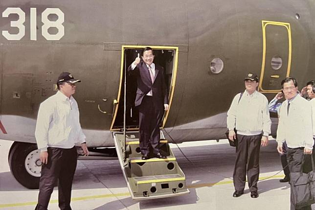 前總統陳水扁登搭乘C130運輸機登太平島視察並發表「南沙倡議」。（取自新勇哥物語臉書）