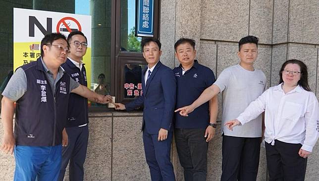 國民黨新竹市黨部至新竹地檢署檢舉林志潔涉違反公職人員選舉罷免法，並籲檢方不要只辦藍不辦綠。（記者彭新茹攝）