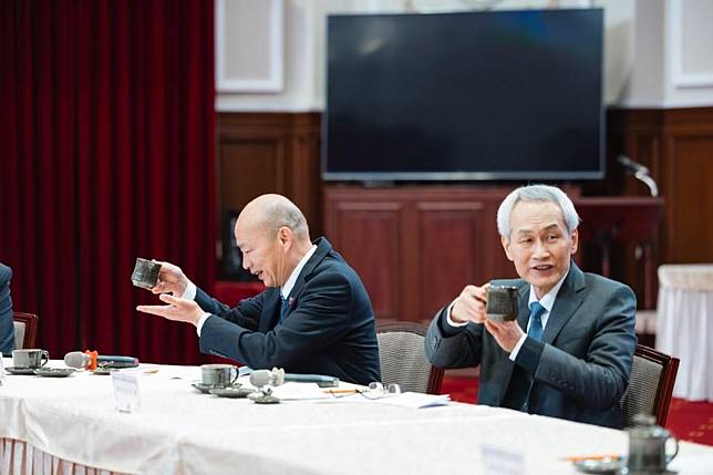 立法院長韓國瑜(左）與考試院長周弘憲(右)出席賴清德主持的院際協調 圖：總統府提供