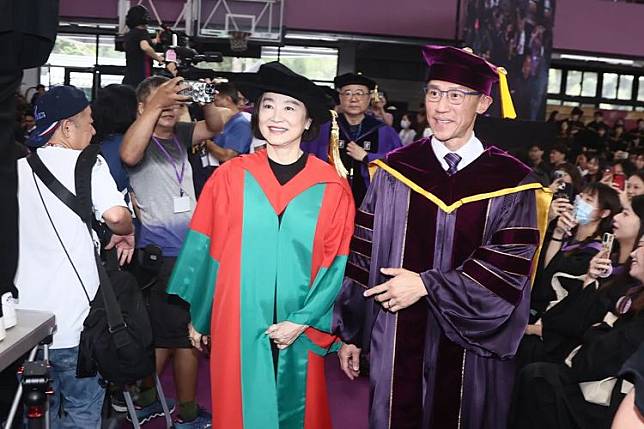 影后林青霞（左）日前出席清華大學畢業典禮為畢業生致詞。資料照片、彭欣偉攝