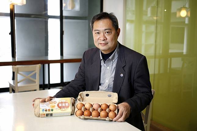 寶奇生技總經理黃志博透過改變飼養方式，產出主打葉黃素、DHA、葉酸、蝦紅素等物質的四種機能蛋。(圖片來源：創業小聚提供)
