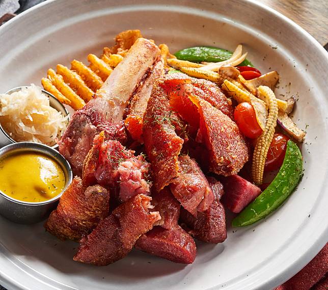 ▲貳樓餐廳人氣美食-現烤豬腳（圖/貳樓餐廳）