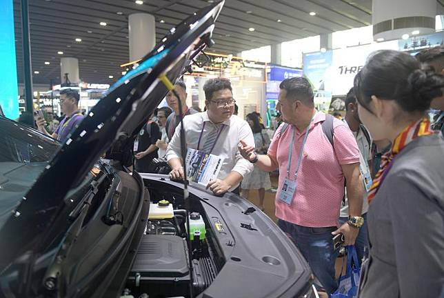 Visitors look at a new energy vehicle during the Canton Fair in Guangzhou, south China's Guangdong Province, Oct. 15, 2024. (Xinhua/Lu Hanxin)