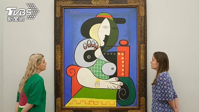 畢卡索知名畫作《戴手錶的女人》，9日以超過44億新台幣拍賣售出。（圖／達志影像美聯社）