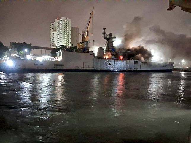 印度海軍的布拉馬普特拉號飛彈巡防艦在 21 日晚間，於孟買海軍造船廠整修時突然起火。 圖：翻攝自 @b737m X 帳號