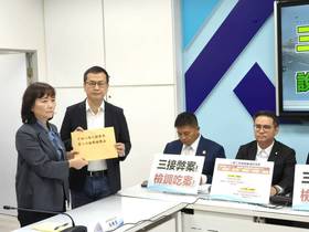 國民黨團召開「三接預算暴增 說不清！講不明！」記者會。(國民黨團提供)