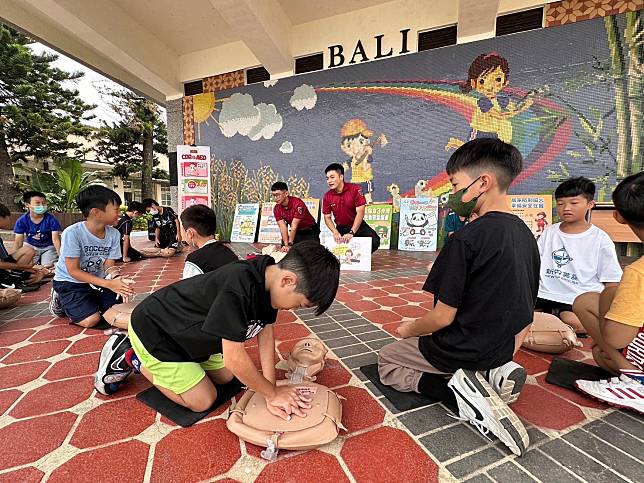 第二大隊青埔分隊今日於芭里國小舉辦「小小消防宣導員體驗營」。圖：消防局提供