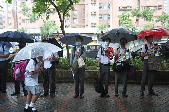 Over 100 students and alumni from Hon Wah College in Siu Sai Wan formed a human chain along Harmony Road. Photo: Nora Tam