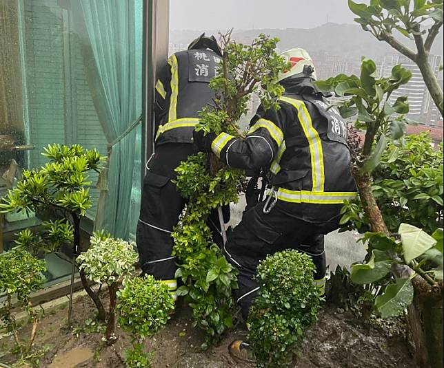 大有消防隊員處理因強風吹斷的圍欄。圖：民眾提供