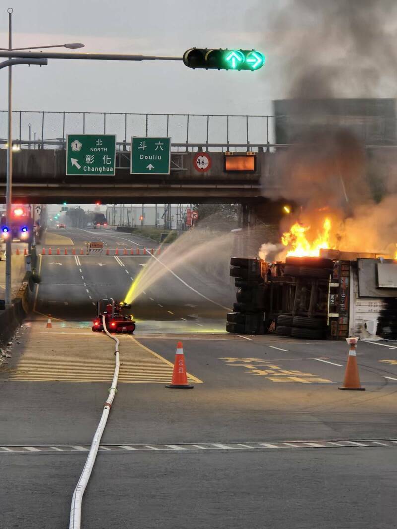 翻車16小時後儲能櫃鋰電池起火 國1虎尾交流道下方道路封閉 | 自由電子報 | LINE TODAY