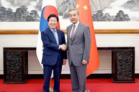 中國外交部長王毅（右）24日在北京會見南韓總統特使朴炳錫（左）。（取自中國外交部）