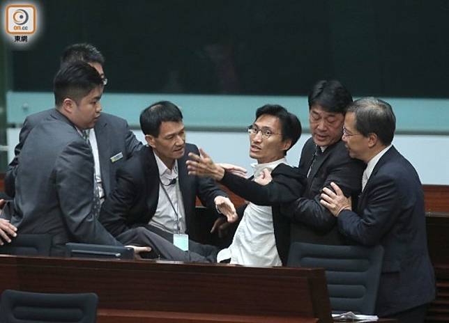 朱凱廸(右三)經常因行為不檢被逐出議事廳。