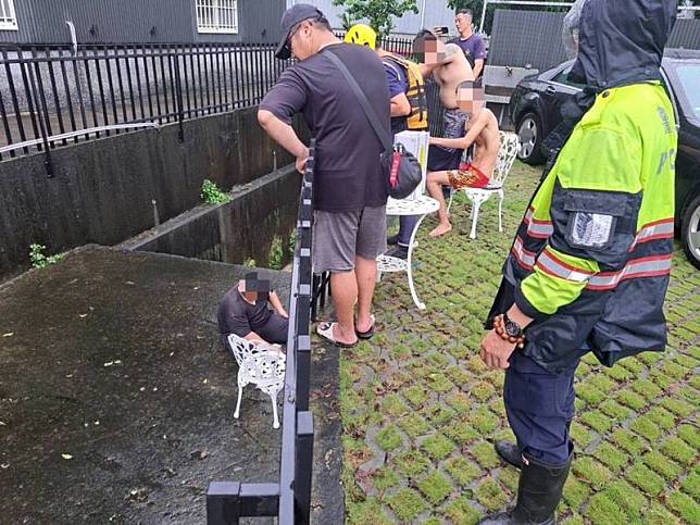 4名工人9日在高雄市鳥松區仁美橋底進行維修時，因 大雨導致溪水暴漲意外落水，其中3人在落水處自行 爬起，另名俞姓工人之後也在另一處成功爬上岸，4 人皆無大礙。 （高市仁武警分局提供） 中央社記者洪學廣傳真 112年9月9日