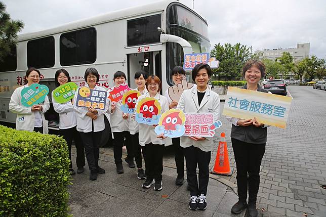 花蓮慈濟醫院號召全院同仁與民眾，在4月1日挽袖捐熱血，共同歡慶社工師日。