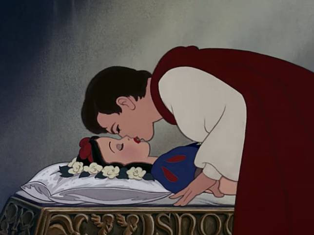 迪士尼故事中一吻定生死，小時候看䁷得非常浪漫！！！（圖片來源：wanlinglin@youtube）