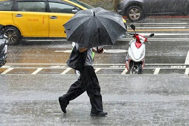 今年首場梅雨滯留鋒面今天起影響台灣，全台受西南風與充足水氣影響轉為陰雨不穩定。（資料照片／王侑聖）