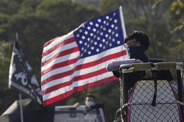香港示威者與美國國旗（AP）