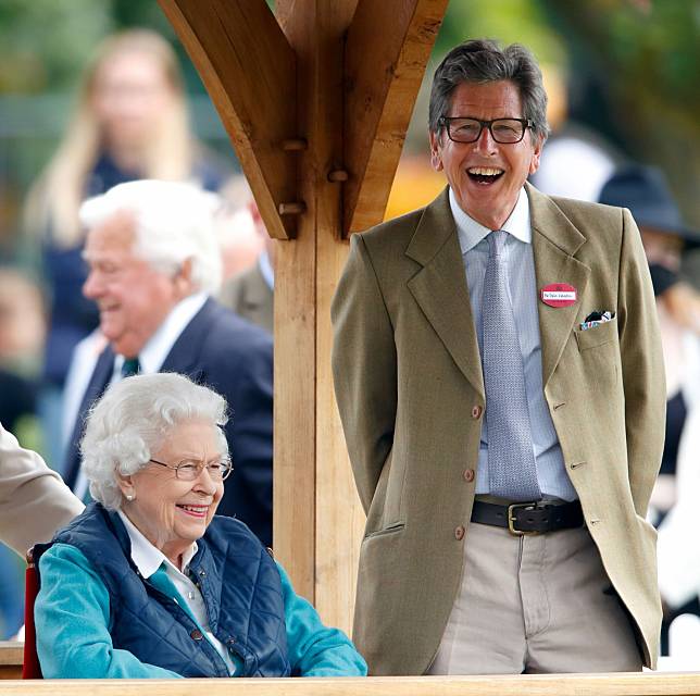 英國女王與她的賽馬經理約翰沃倫(Photo by Max Mumby/Indigo/Getty Images)