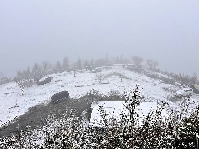 拉拉山降下瑞雪。（桃園市觀旅局提供）