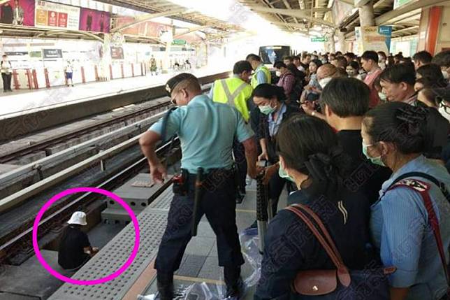 ระทึก!สาวหน้าทิ่มตกรางรถไฟฟ้า โชคดีช่วยทันคาด'วูบ'