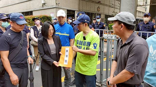 草綠T行動今（5/1）包圍經濟部，控訴錯誤能源政策害慘台電，經濟部由能源署主秘翁素真代表經濟部接受陳情書。讀者提供