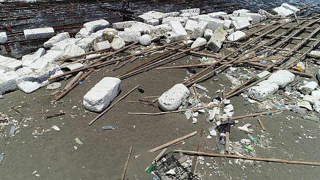 保麗龍是海邊常見的塑膠垃圾。晁瑞光攝影。