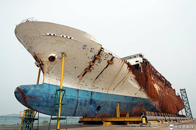 圖為 2017年被打撈上岸後，擺放在木浦市(Mokpo)港口的世越號船身。 Newscom/達志影像