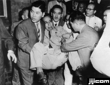 岸信介在1960年任首相時也曾遇刺，遭眾人「抬熊」救出。（翻自《時事新聞社》）