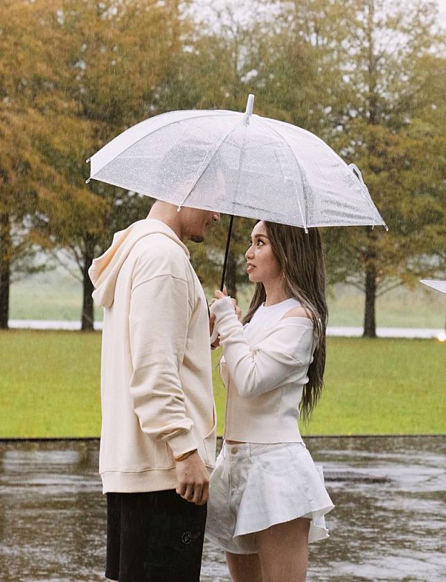 陳芳語(右)和饒舌歌手K. Swo合唱新歌《(Not) Over You》，兩人在MV飾演一對情侶。(上城娛樂提供)