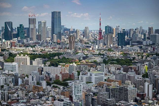 日本國立社會保障暨人口問題研究所原估，日本年出生人數將在2039年跌破68萬，如今實際情況提早15年出現，讓人口危機的警鐘更加響亮。 圖:翻攝自X帳號@Forbes