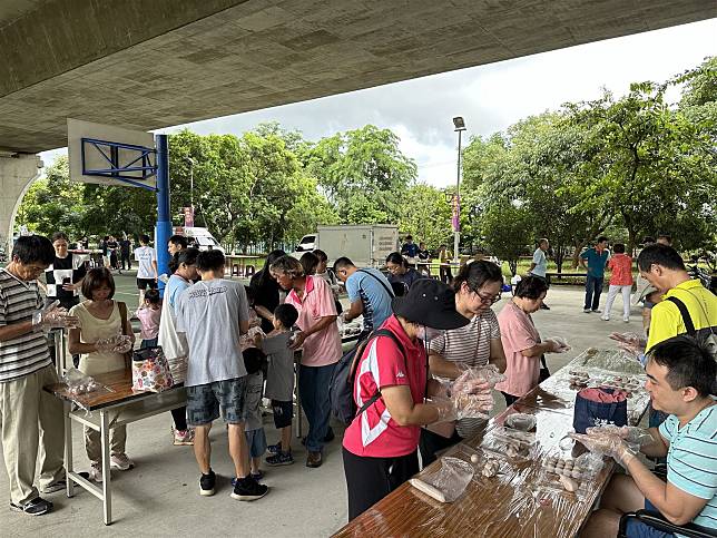 社區準備芋頭特色料理讓民眾品嚐在地農產好滋味，並邀請民眾一同動手體驗製作美味的芋頭點心。（記者張秉淞攝）