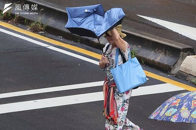 山陀兒颱風侵台，氣象主播戴立綱指出，人事行政局規定，颱風暴風圈接近前4小時，風力達7級停班停課，但現在連颱風暴風圈半徑都碰不到，卻依舊放假。（資料照，柯承惠攝）