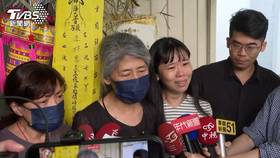 台南28歲女警鄭詠心外出遭後方女大生追撞，導致被遊覽車輾過身亡，家屬3痛批女大生事發當下只顧車損，事後到殯儀館也未道歉。（圖／TVBS）