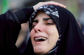 2026年3月1日，伊朗民眾聚集在德黑蘭革命廣場，哀悼最高領袖哈米尼死於美國及以色列的攻擊。路透社