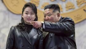 2026年2月25日，北韓領導人金正恩帶著女兒金朱愛出席勞動黨大會閉幕閱兵儀式。朝中社／美聯社
